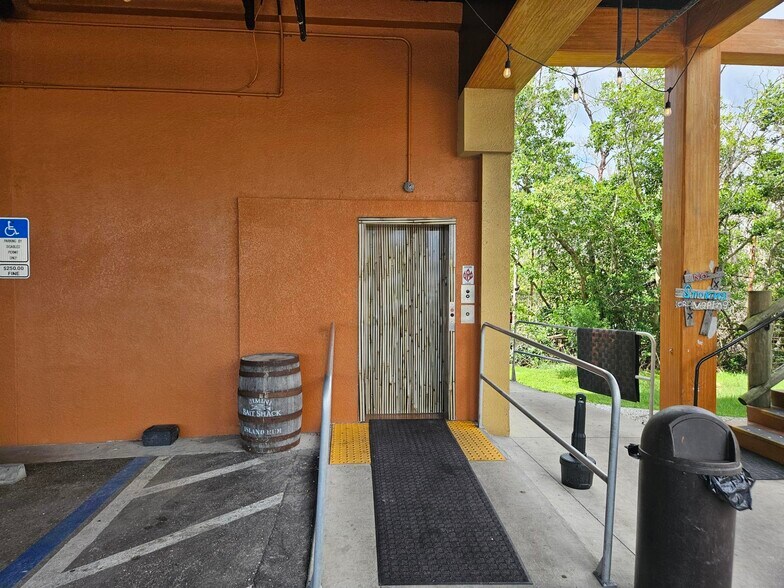 17501 Harbour Point Dr, Fort Myers, FL à vendre - Photo du bâtiment - Image 3 de 11