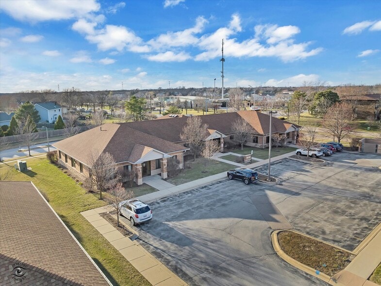 3817 McCoy Dr, Aurora, IL for sale - Building Photo - Image 2 of 22