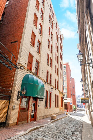 425 1st Ave, Pittsburgh, PA à louer - Photo du bâtiment - Image 2 de 6