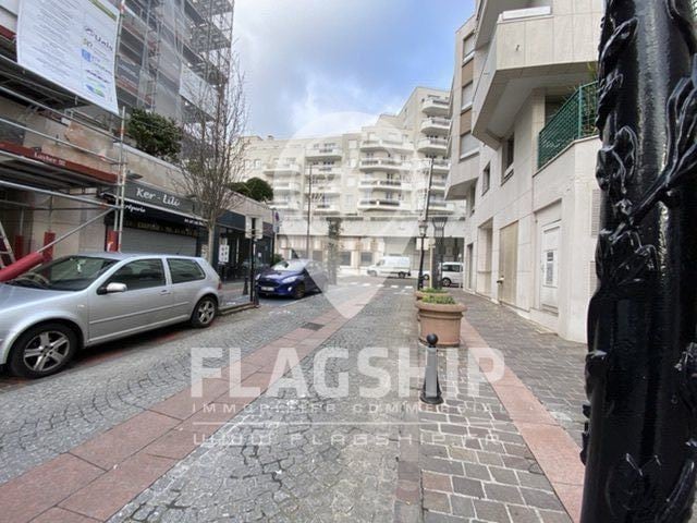 Retail in Courbevoie for lease - Building Photo - Image 1 of 5