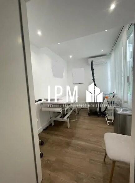 Retail in Marseille for lease - Interior Photo - Image 2 of 6