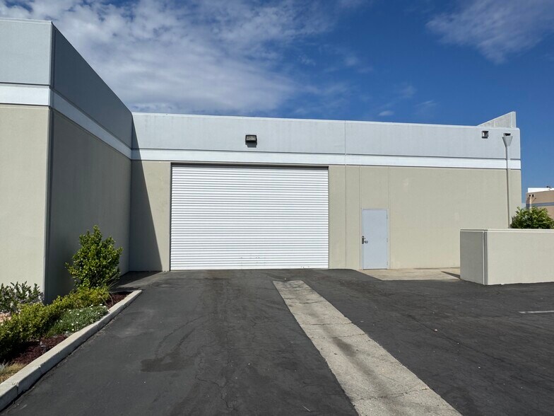 13201 Barton Cir, Santa Fe Springs, CA à louer - Photo du bâtiment - Image 3 de 17