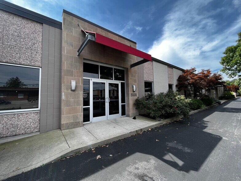 5533-5535 Fair Ln, Cincinnati, OH for lease - Building Photo - Image 2 of 16