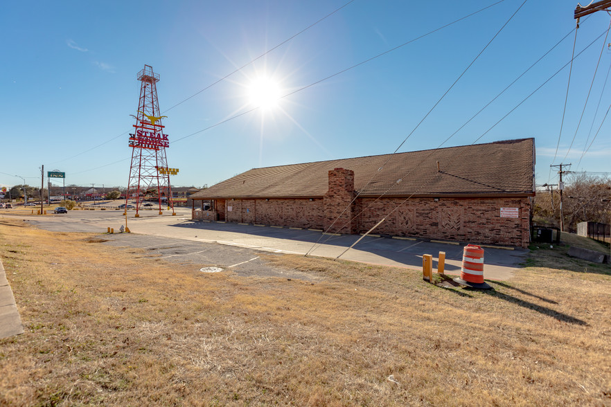 6308 S Freeway, Fort Worth, TX for sale - Building Photo - Image 1 of 1