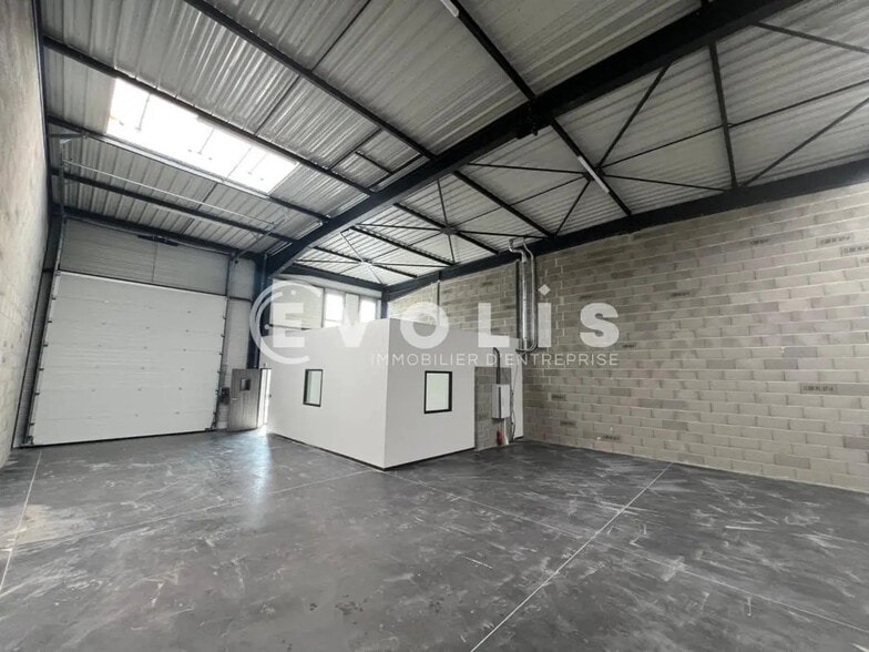 Office in Corbas for lease - Interior Photo - Image 2 of 9