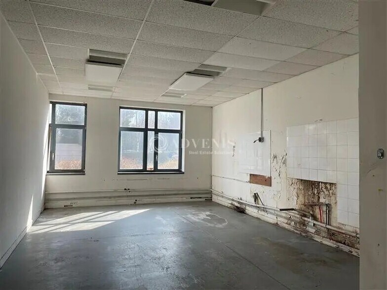 Flex in Montigny-le-Bretonneux for lease - Interior Photo - Image 2 of 6