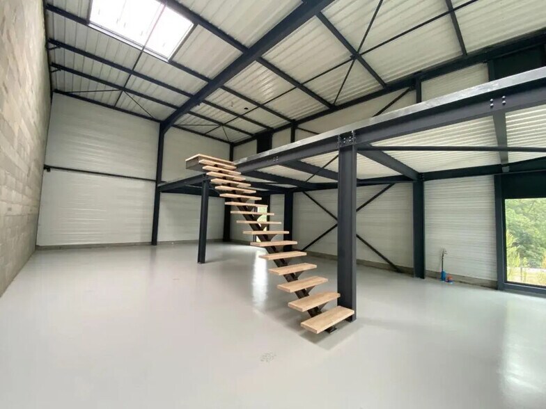 Flex in Chaponost for lease - Interior Photo - Image 3 of 5