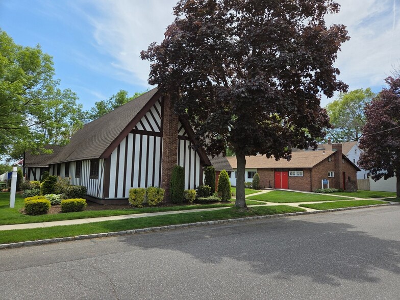252 Rushmore Ave, Carle Place, NY à vendre - Photo du bâtiment - Image 3 de 11
