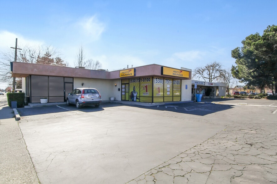 4 Rental Units and 1 Duplex for Sale portfolio of 3 properties for sale on LoopNet.ca - Building Photo - Image 1 of 8