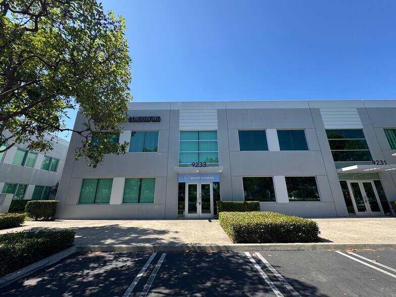 9223-9233 Research Dr, Irvine, CA à louer - Photo du bâtiment - Image 3 de 10