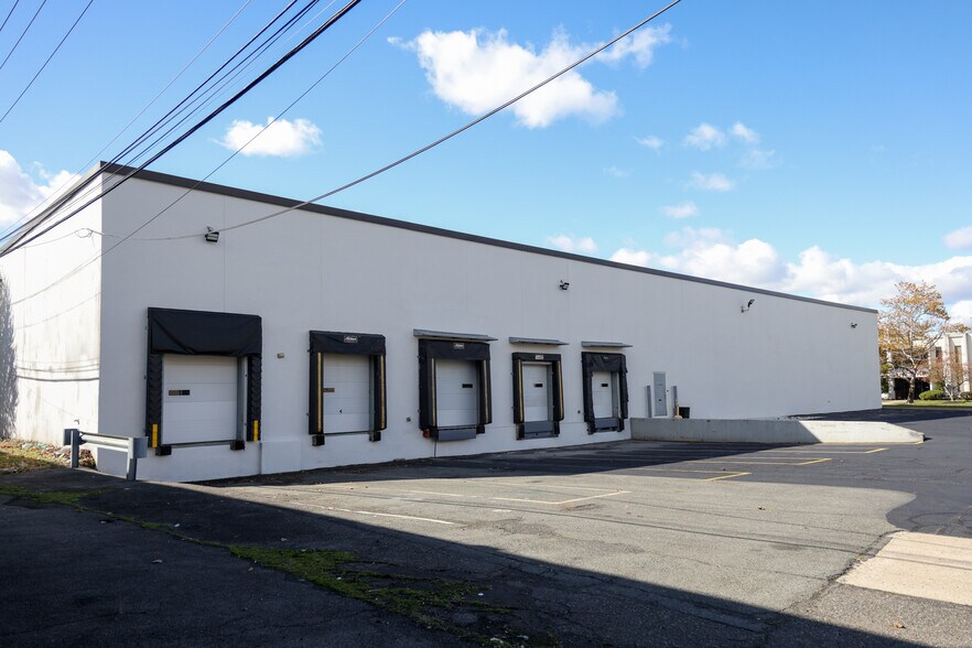 135 W Commercial Ave, Moonachie, NJ à louer - Photo du bâtiment - Image 2 de 9
