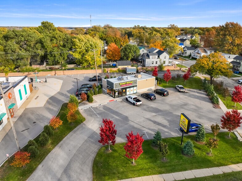 300 N Beacon Blvd, Grand Haven, MI à vendre - Photo du bâtiment - Image 3 de 8