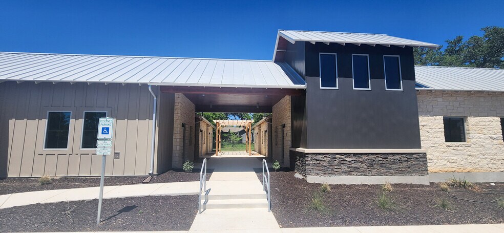 614 Frey St, Boerne, TX à louer - Photo du bâtiment - Image 3 de 8