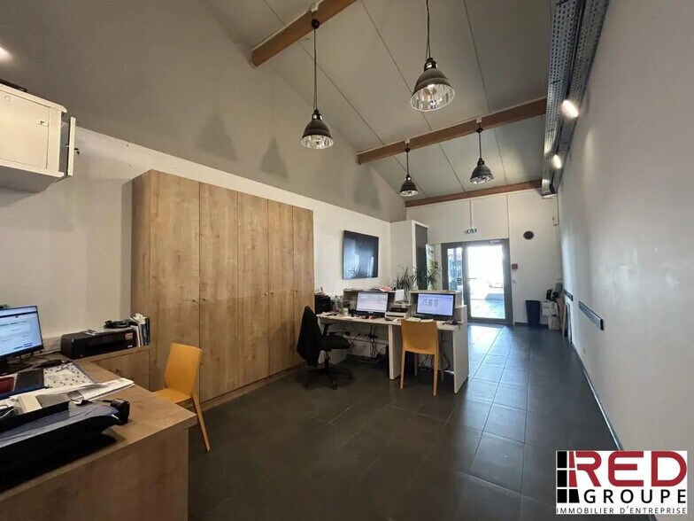 Office in Le Tholonet for lease - Interior Photo - Image 2 of 10