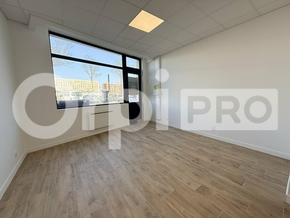 Retail in Le Havre for lease Building Photo- Image 1 of 7
