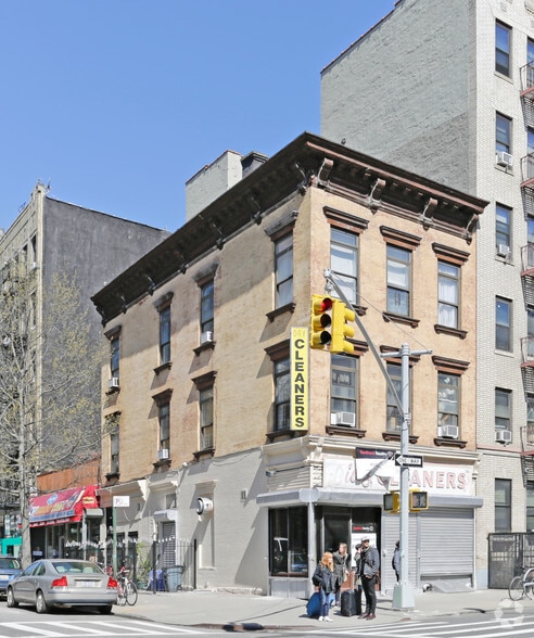 788 Driggs Ave, Brooklyn, NY for lease - Primary Photo - Image 1 of 8