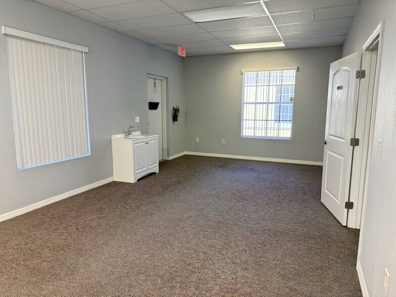 1038-1040 E Brandon Blvd, Brandon, FL à louer - Photo du bâtiment - Image 3 de 12