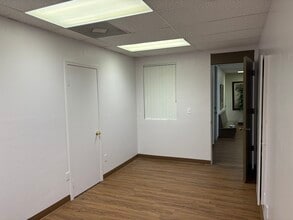 655 N Palm Canyon Dr, Palm Springs, CA à louer Photo intérieure- Image 1 de 5