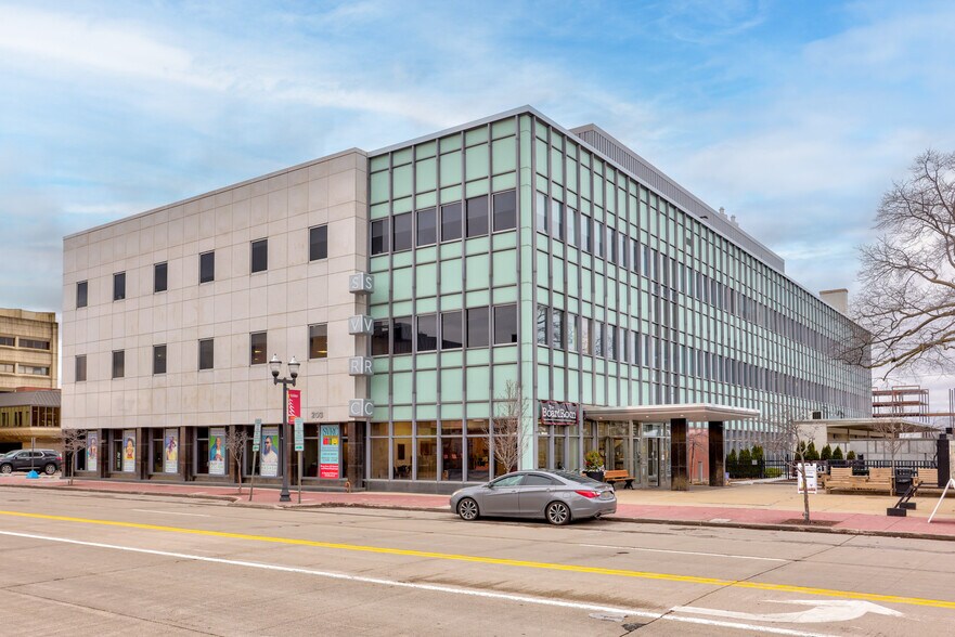 203 S Washington Ave, Saginaw, MI à louer - Photo du bâtiment - Image 2 de 19