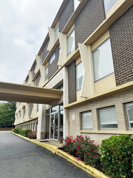 900 S Washington St, Falls Church, VA à louer - Photo du bâtiment - Image 3 de 8