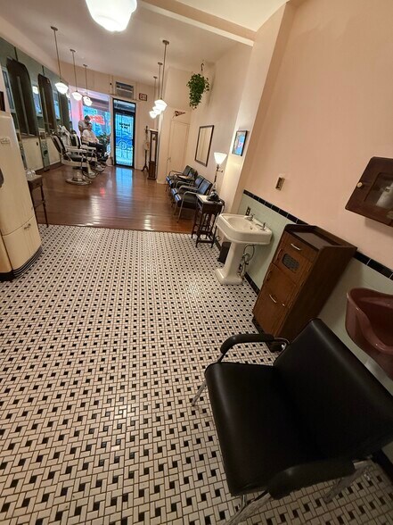 2 buildings, commercial 3 residentials portefeuille de 2 propriétés à vendre sur LoopNet.ca - Photo du bâtiment - Image 2 de 39