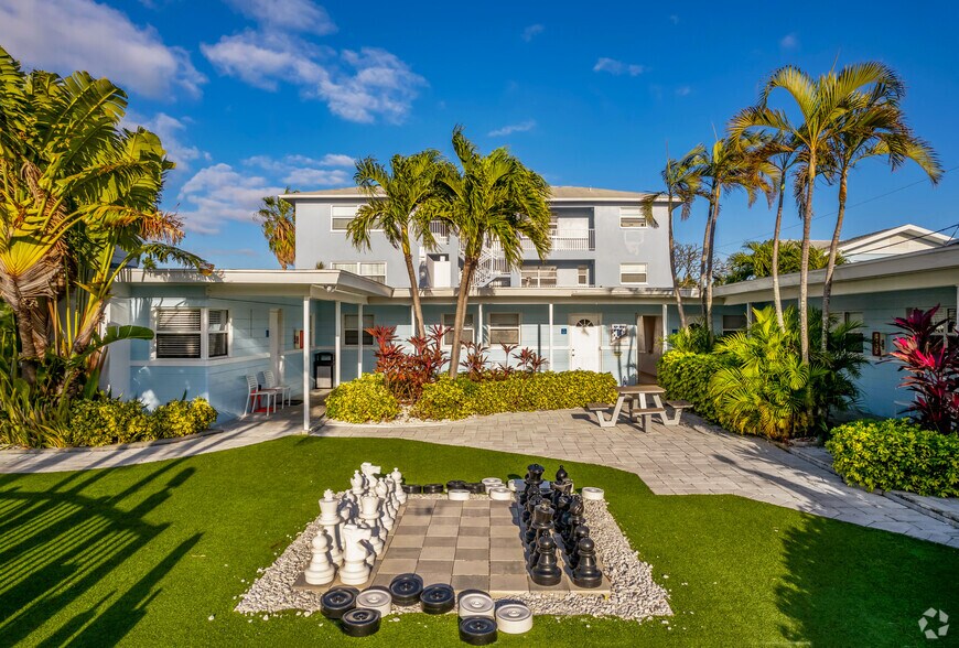 6801 Sunset Way, Saint Pete Beach, FL à vendre - Photo du bâtiment - Image 2 de 13