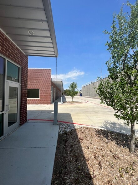 4480 Alpha Rd, Dallas, TX à louer - Photo du bâtiment - Image 2 de 16