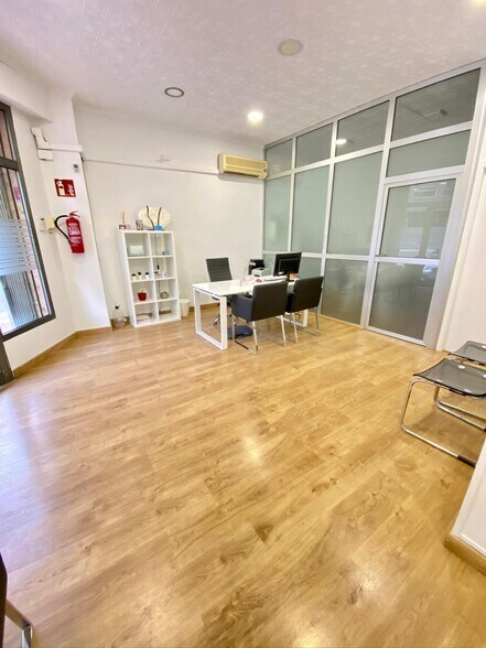 Retail in Cieza for lease - Interior Photo - Image 2 of 5