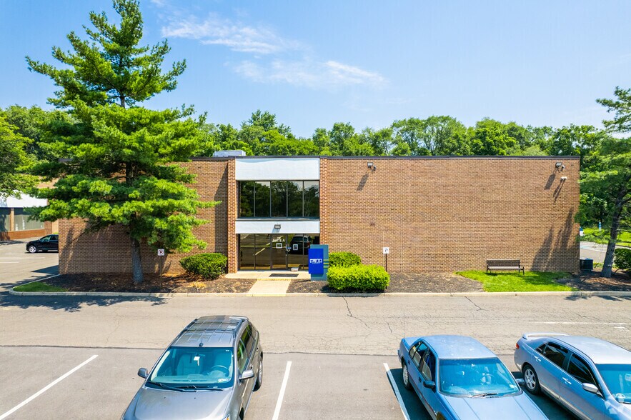 2577 Interplex Dr, Trevose, PA à louer - Photo du bâtiment - Image 3 de 7
