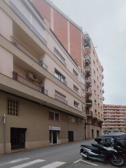 Retail in Barcelona, Barcelona for lease - Building Photo - Image 2 of 2