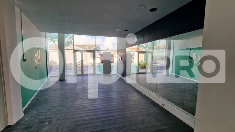 Retail in Bègles for lease Interior Photo- Image 1 of 7