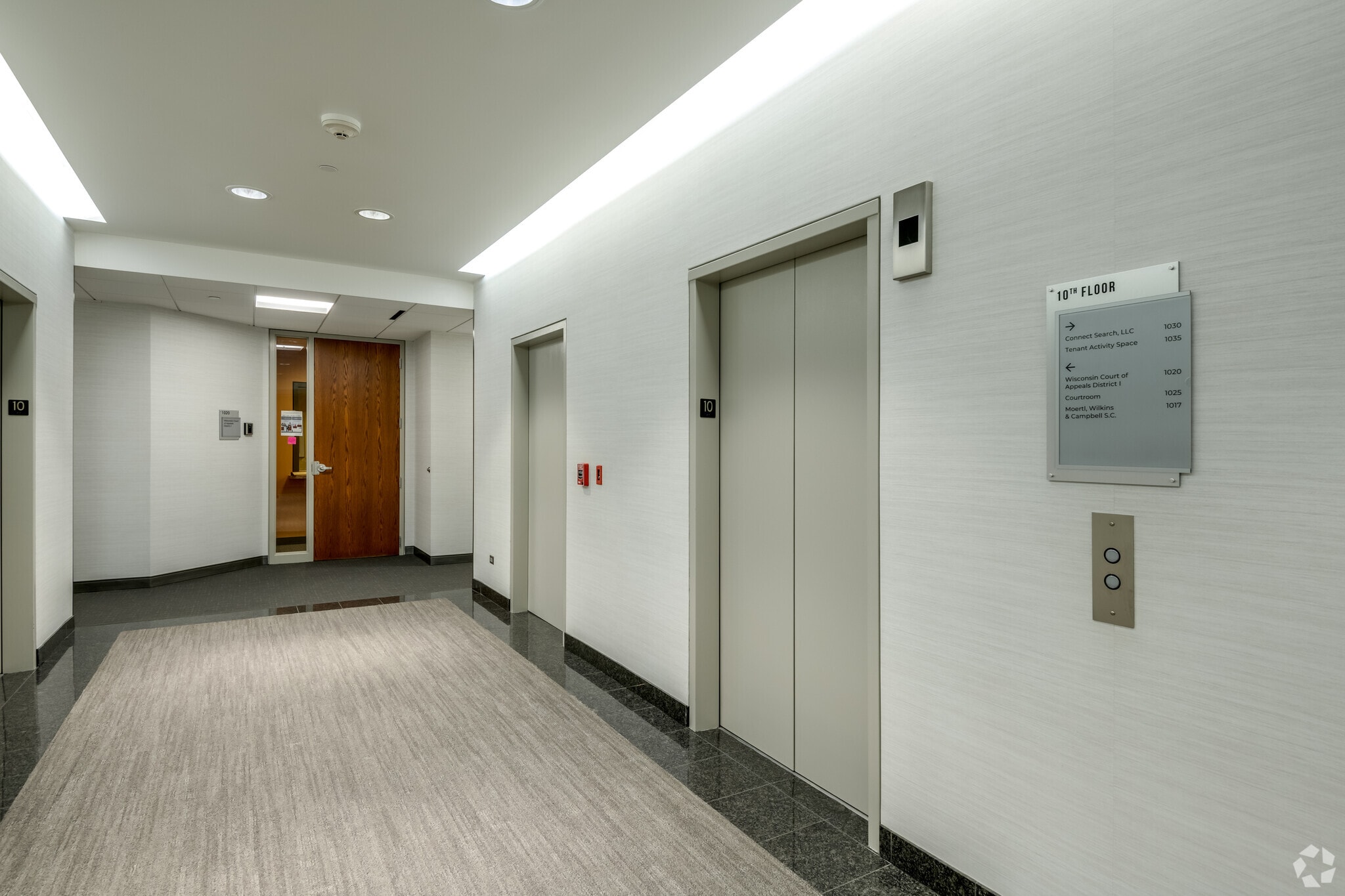 330 E Kilbourn Ave, Milwaukee, WI for lease Interior Photo- Image 1 of 5