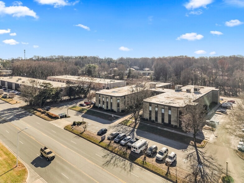 8025 North Point Blvd, Winston-Salem, NC à louer - Photo du bâtiment - Image 3 de 33