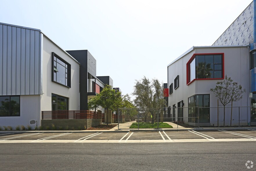 701-723 N Douglas St, El Segundo, CA à louer - Photo du bâtiment - Image 2 de 5