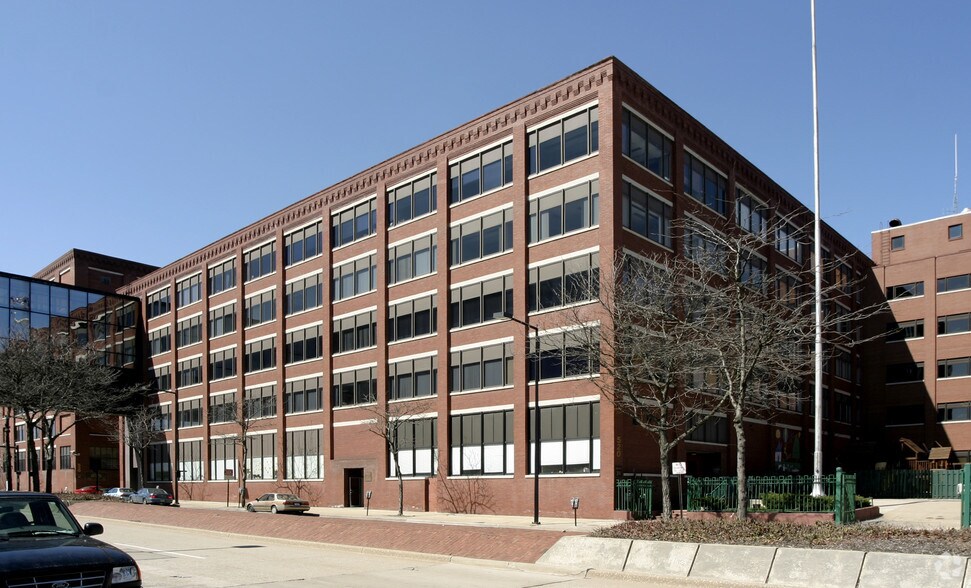 540 S Main St, Akron, OH à louer - Photo du bâtiment - Image 2 de 53