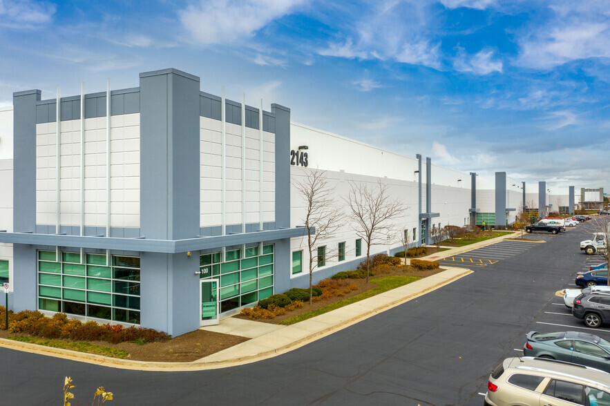 2143 Internationale Pky, Woodridge, IL for lease - Building Photo - Image 2 of 6