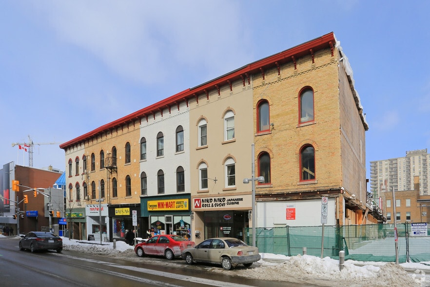 1 Queen St N, Kitchener, ON à louer - Photo du bâtiment - Image 3 de 6