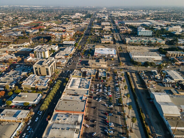 8236-8274 Firestone Blvd, Downey, CA à louer - Photo du bâtiment - Image 3 de 18