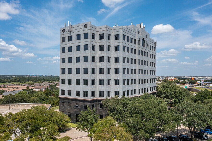 2505 N State Highway 360, Grand Prairie, TX à vendre - Photo du bâtiment - Image 2 de 27