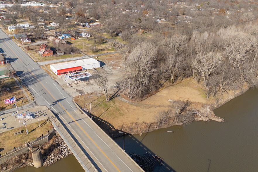 19 E Maple St, Chetopa, KS à vendre - Photo du bâtiment - Image 3 de 59