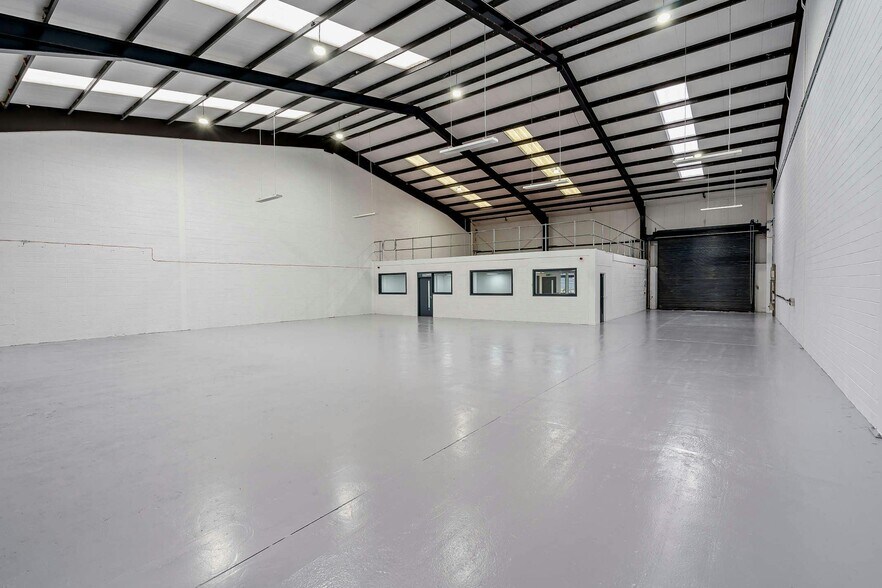 Queen Anne Dr, Newbridge à louer - Photo du bâtiment - Image 2 de 23