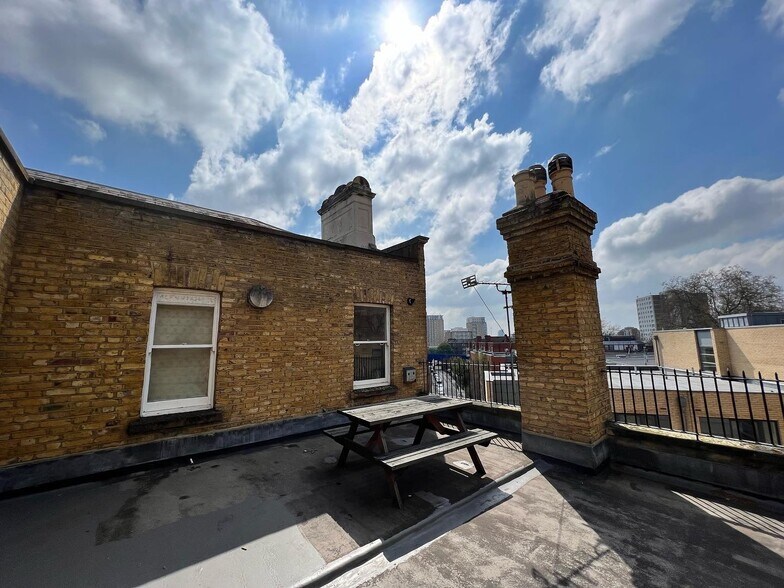 660-664 Commercial Rd, Londres à louer - Photo du bâtiment - Image 2 de 16