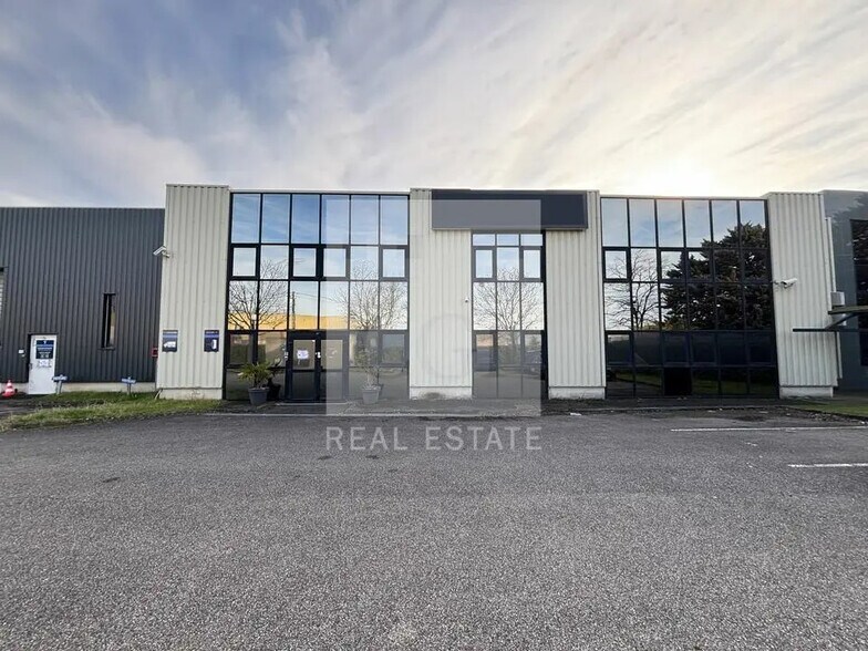 Flex dans Genas à louer - Photo du bâtiment - Image 2 de 4