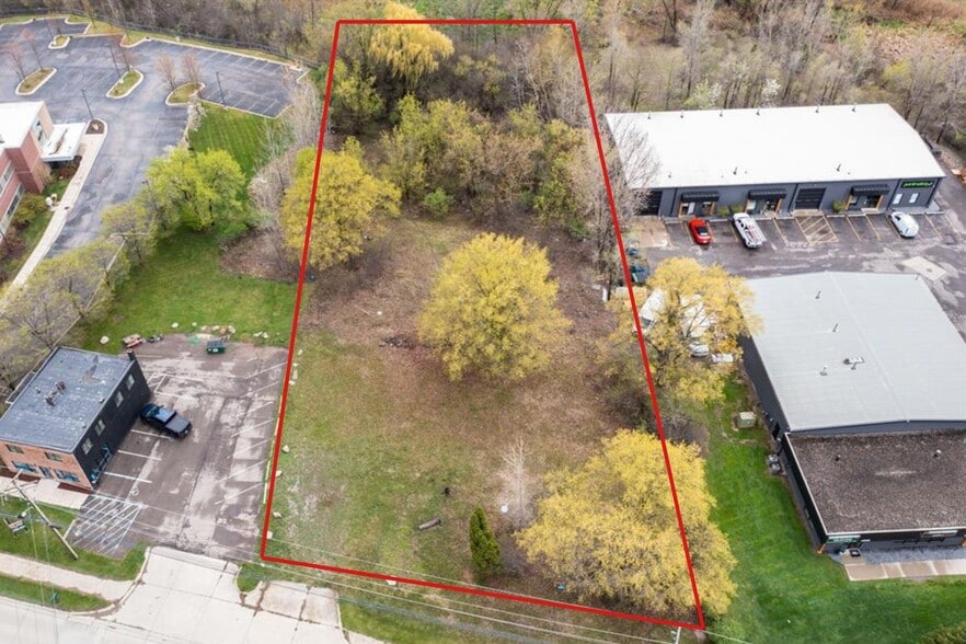 44911 Grand River Ave, Novi, MI à vendre - Photo du bâtiment - Image 3 de 8