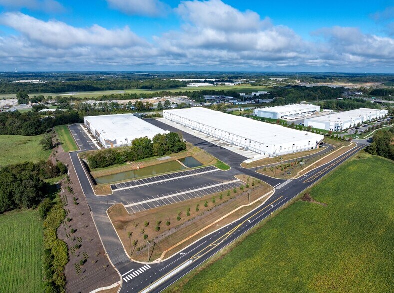 Pitts School Rd, Concord, NC à louer - Photo du bâtiment - Image 2 de 17