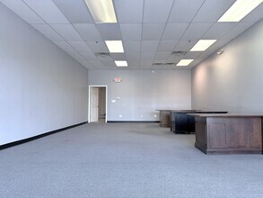 1100-1148 Douglas Rd, Oswego, IL for lease Interior Photo- Image 2 of 2
