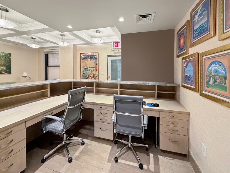 121 E 60th St, New York, NY à vendre - Photo du bâtiment - Image 2 de 12