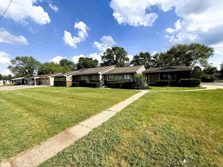 5685 Highland Rd, Waterford, MI à vendre - Photo du bâtiment - Image 1 de 32