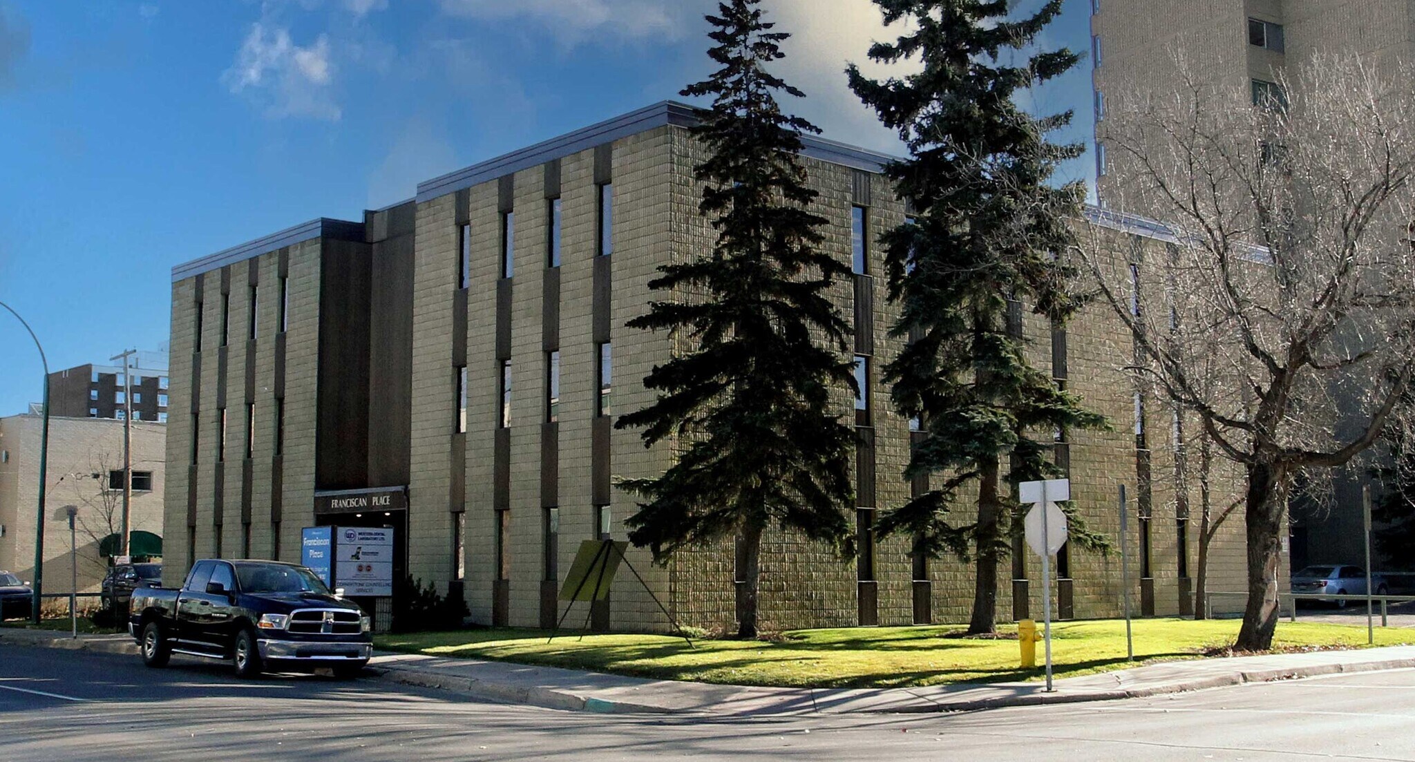2445 13th Av, Regina, SK à louer Photo du bâtiment- Image 1 de 4