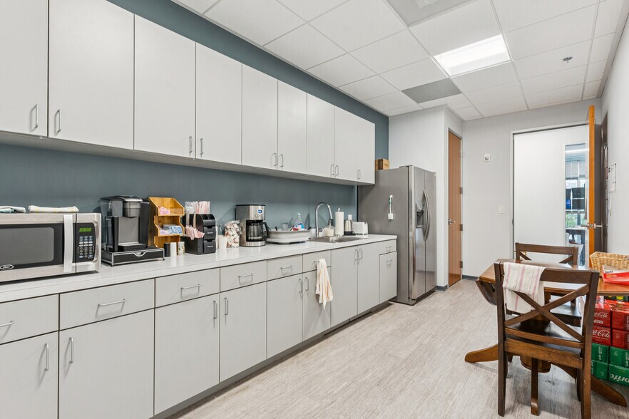 235 Magrath Darby Blvd, Mount Pleasant, SC à louer - Photo du bâtiment - Image 3 de 13